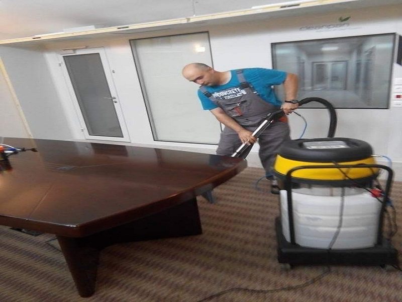Toplantı odasında halı yıkama