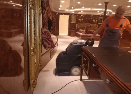 Yat salonunda halı yıkama makinesi